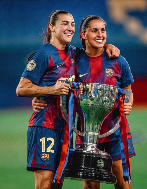 Kika Nazareth, amb Patri Guijarro i el trofeu de campiones d'una nova Lliga IG Kika Nazareth, amb Patri Guijarro i el trofeu de campiones d'una nova Lliga IG