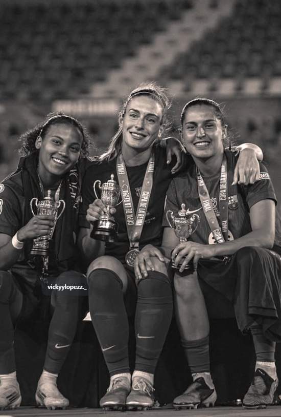 Kika Nazareth, amb Vicky López i Alèxia Putellas després de guanyar la Copa de la Reina IG Kika Nazareth, amb Vicky López i Alèxia Putellas després de guanyar la Copa de la Reina IG