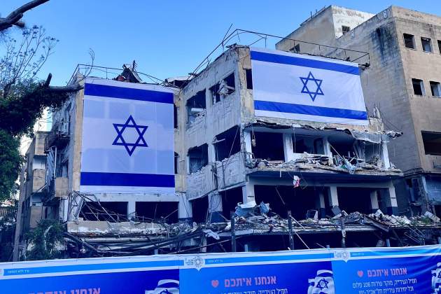 Banderes israelianes cobreixen edificis danyats pels míssils iranians a Tel Aviv / Jaume Clotet Banderes israelianes cobreixen edificis danyats pels míssils iranians a Tel Aviv / Jaume Clotet