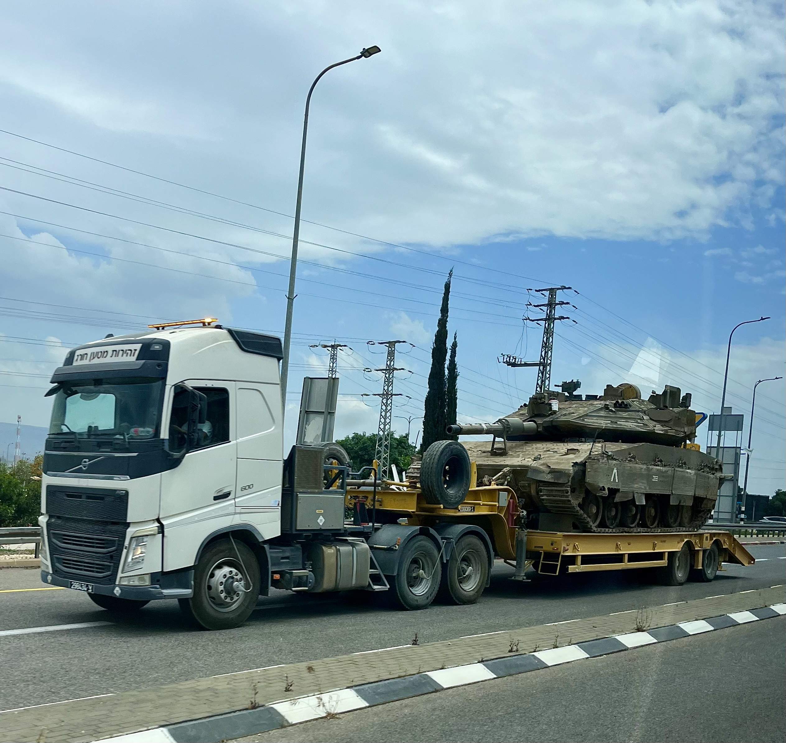Un camió remolcant un tanc, una escena habitual a les carreteres israelianes / Jaume Clotet