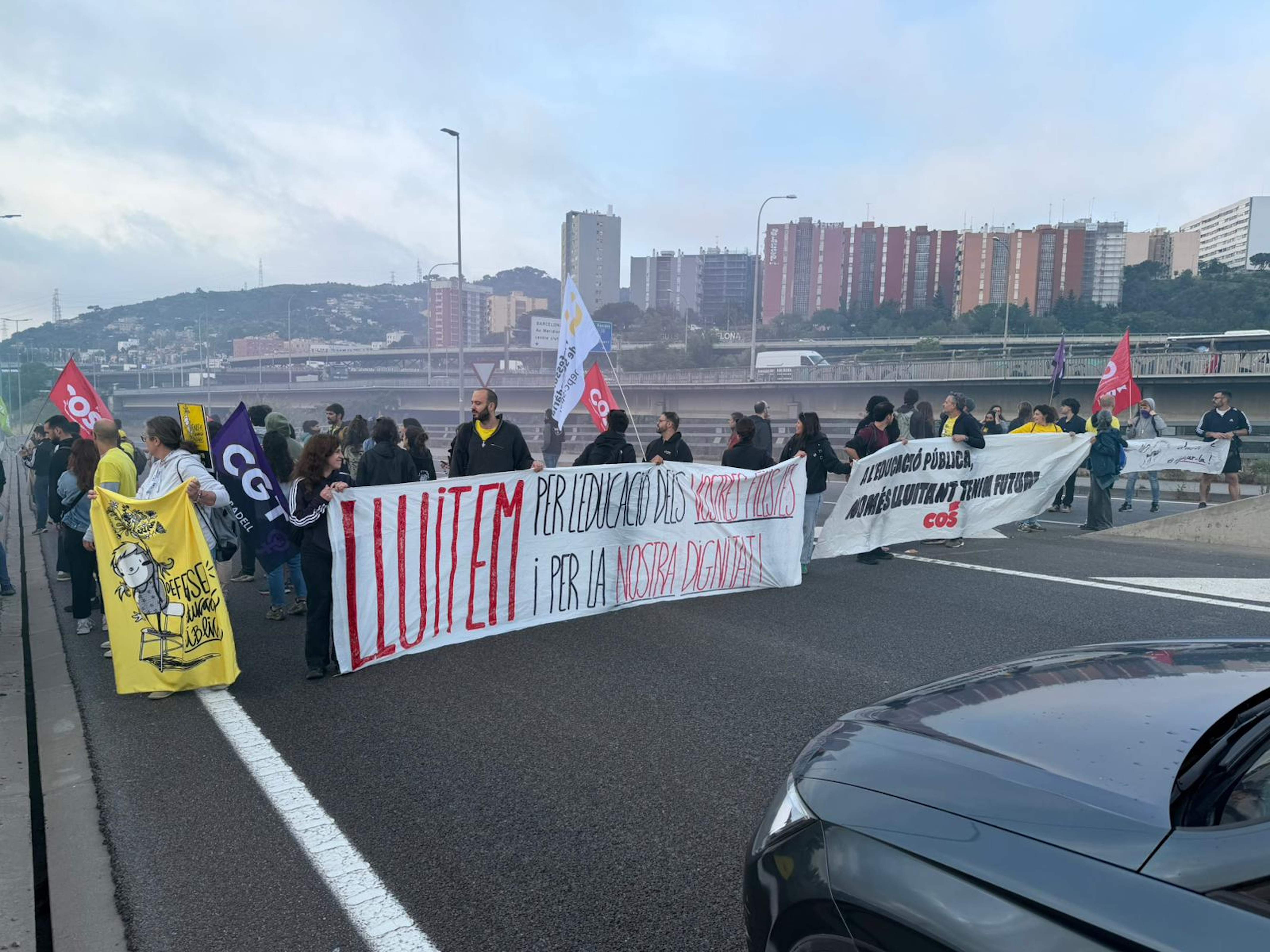 Els mestres en vaga tallen la C-17 a Montcada i Reixac i l'N-II a Premià de Mar