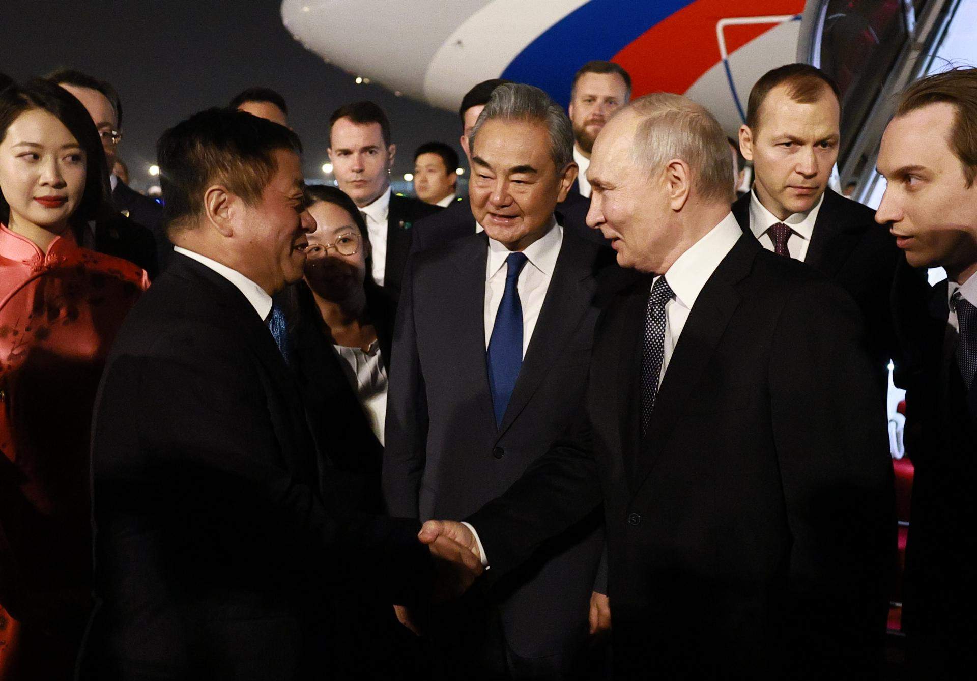 Putin arriba a Pequín més dependent que mai d’una Xina que marca les regles