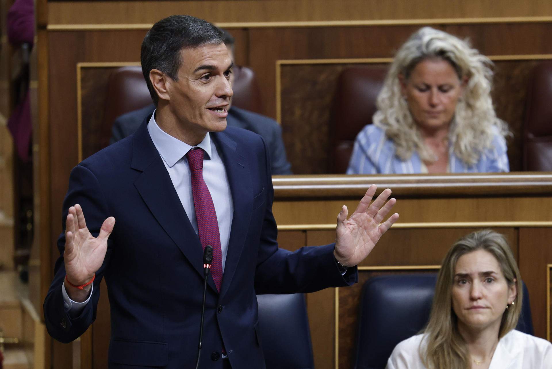 Sánchez trasllada “tot el suport” a Zapatero i s’enroca assegurant que hi haurà eleccions el 2027