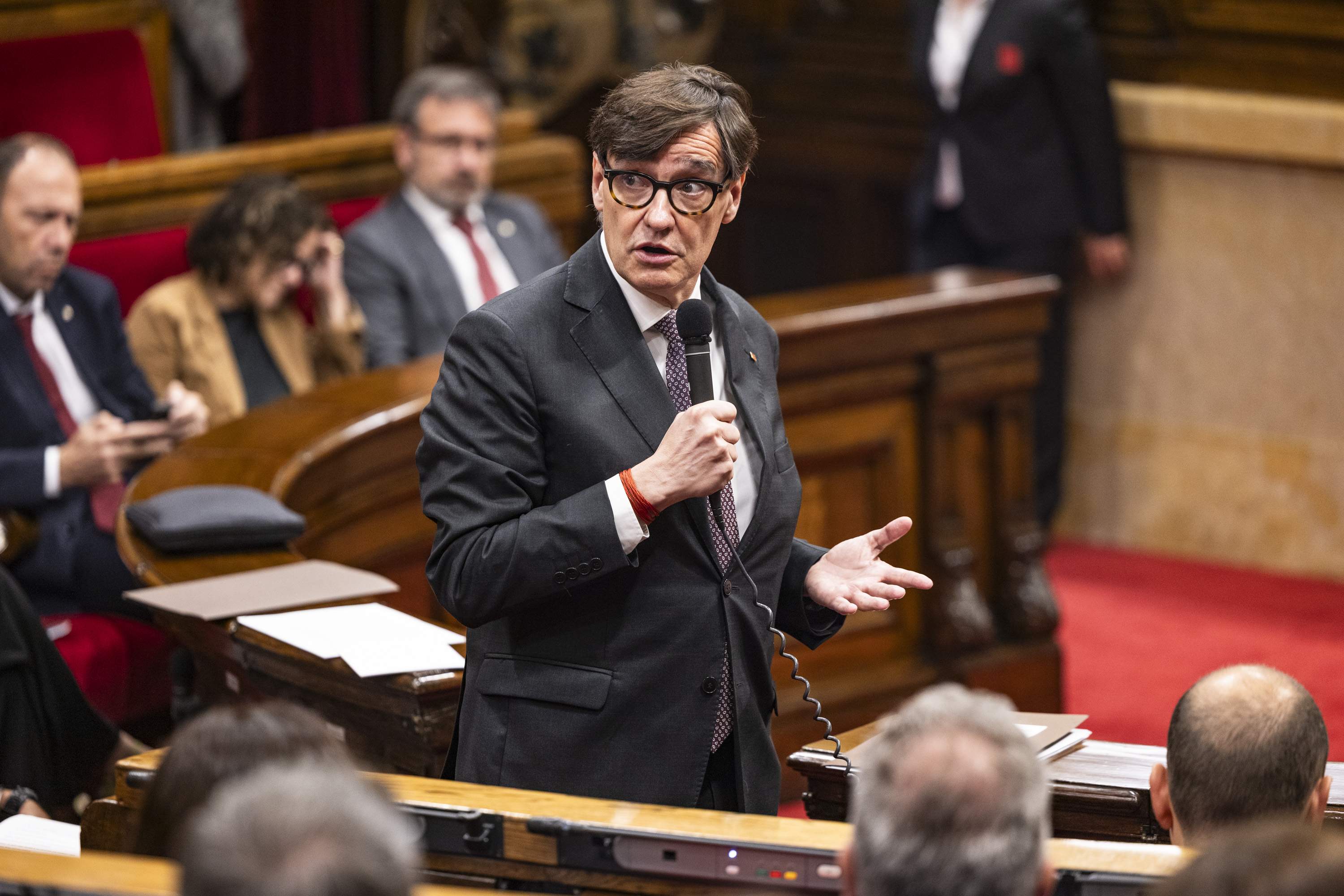 Oposición y socios aguijonean a Illa en el Parlament exigiendo explicaciones por los casos de corrupción
