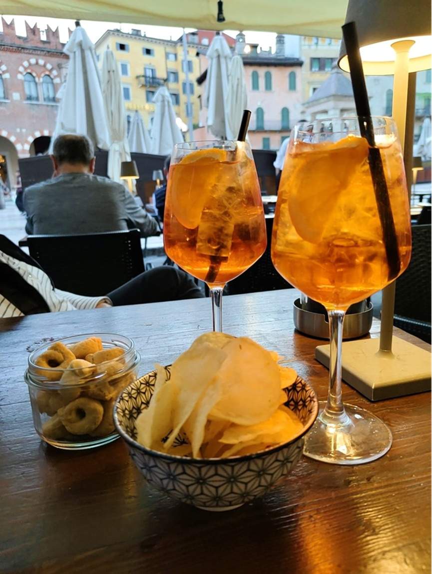 8. Verona. Un placid i deliciós aperitiu a Piazza delle Erbe. Cedida Anna Mata