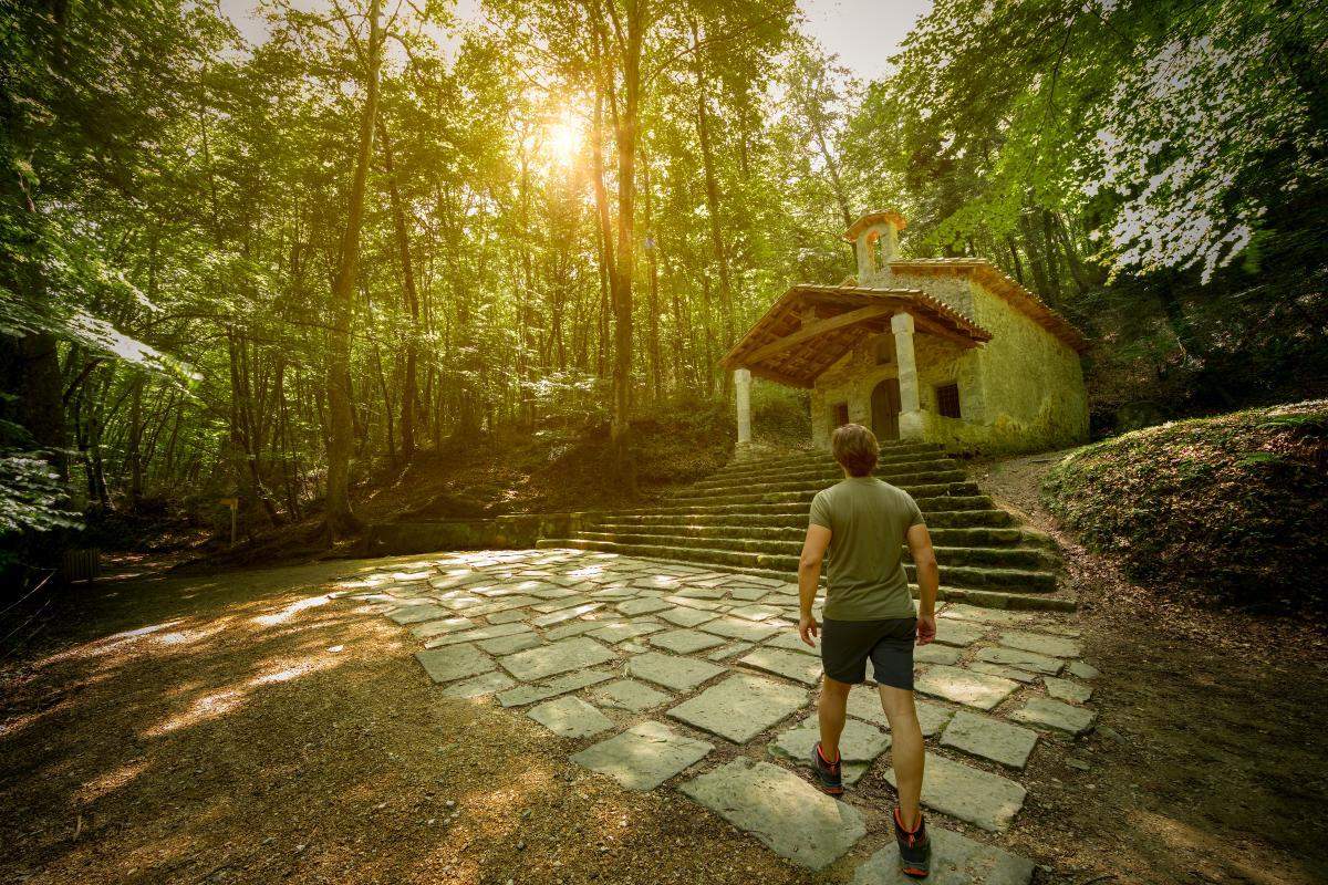 Es una de las ermitas románicas con más encanto de Catalunya: una joya escondida entre naturaleza