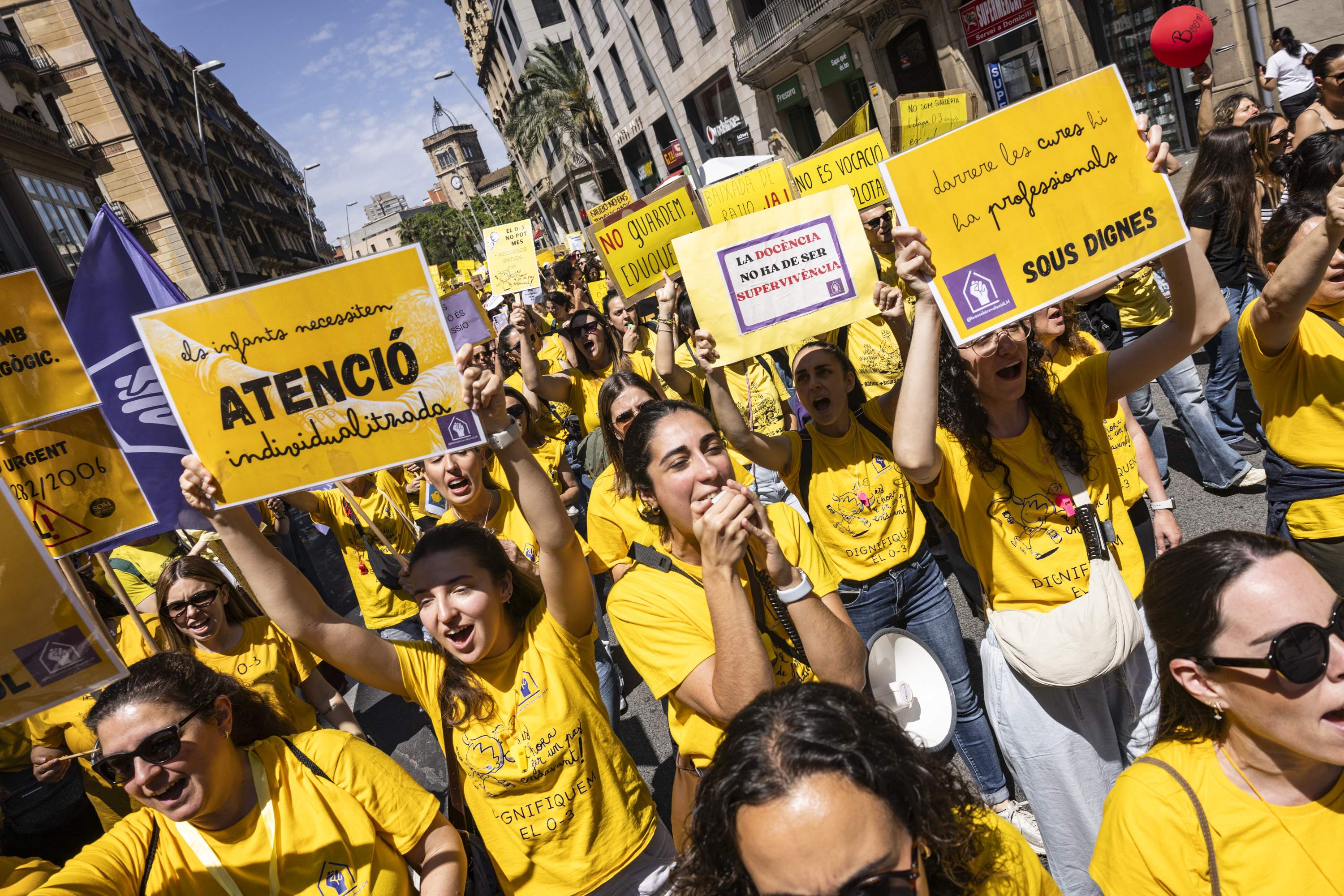 Els docents tornen als carrers de Barcelona l'endemà del revés a l'acord sindical: talls a carreteres