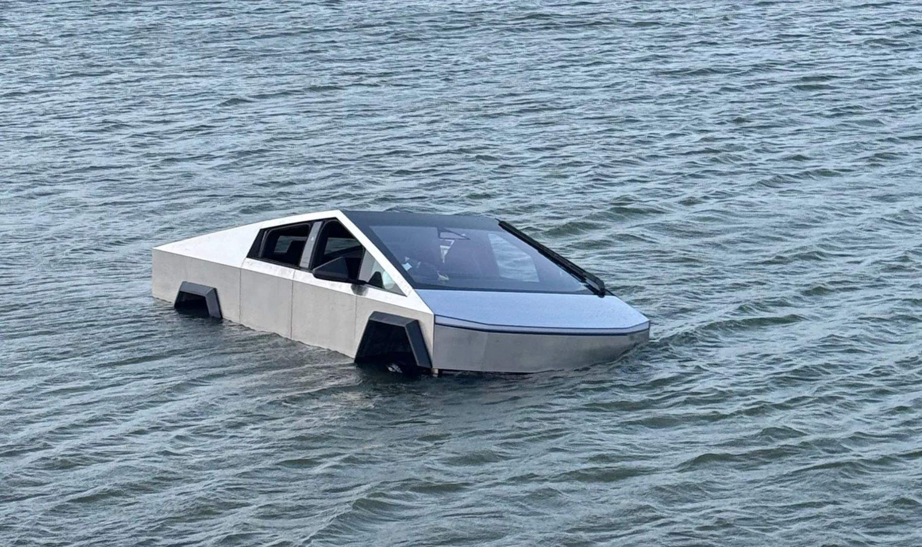 Va fer cas a Elon Musk i va acabar a la presó: posar el teu Cybertruck en un llac no és bona idea