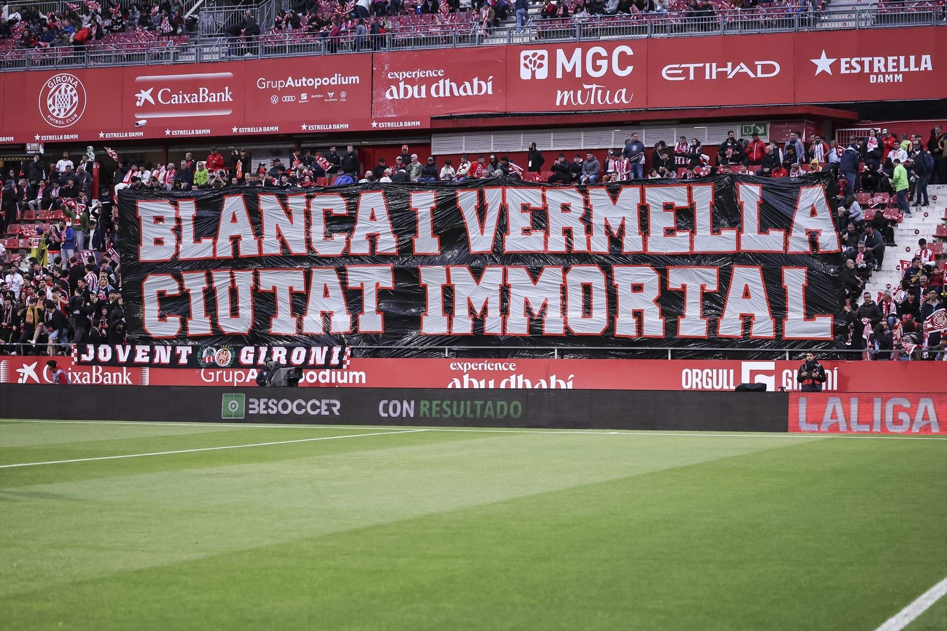 Girona es mobilitza per ajudar l'equip a aconseguir la salvació en la gran final contra l'Elx