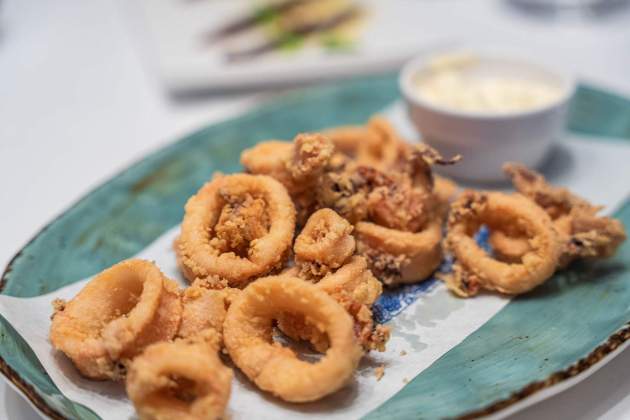 Els calamars a l’andalusa de l’Hostal de la Plaça de Cabrils. / Foto: Jordi Domènech