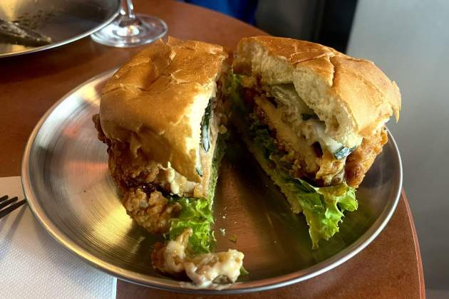 Hamburguesa de pollo del restaurante Mecha. / Foto: Emma Porta Hamburguesa de pollo del restaurante Mecha. / Foto: Emma Porta