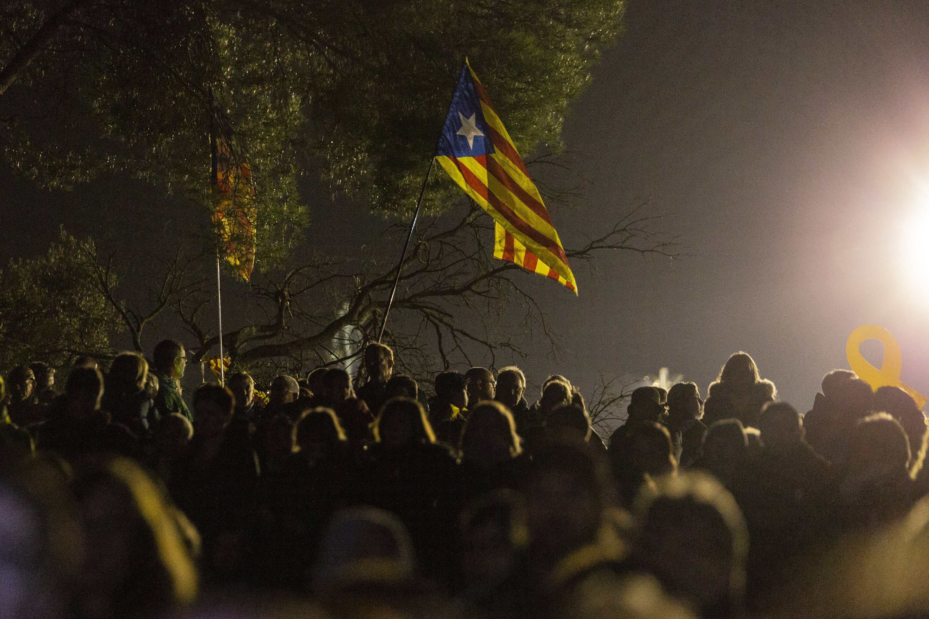 350 persones fan una marxa d'Olot a Lledoners pels presos polítics