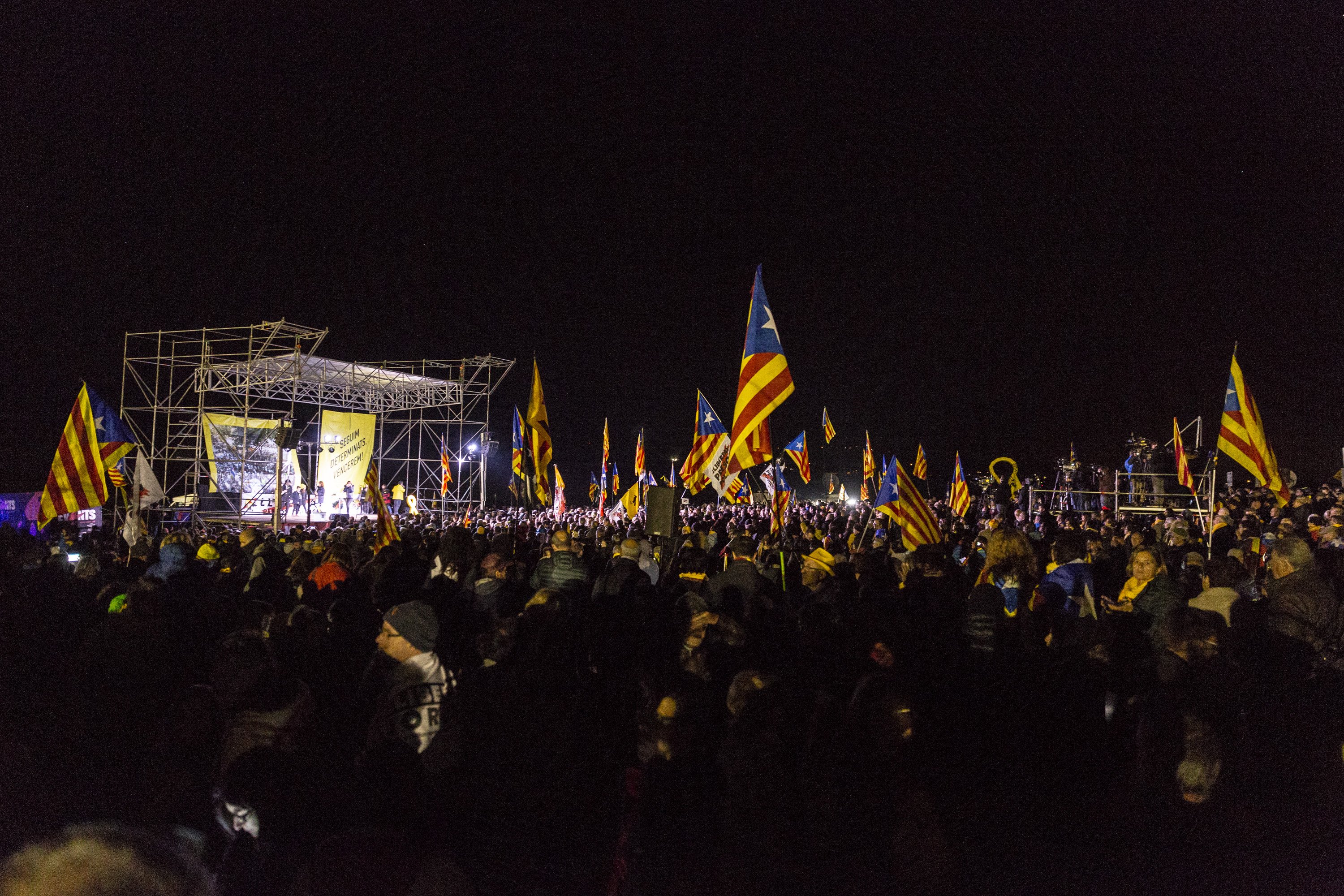 Un comando de ultras quema los símbolos de homenaje a los presos de Lledoners