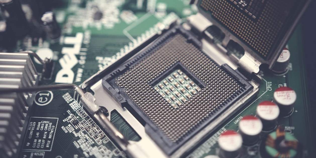 Descubren una “brecha atómica” invisible que amenaza los chips del futuro