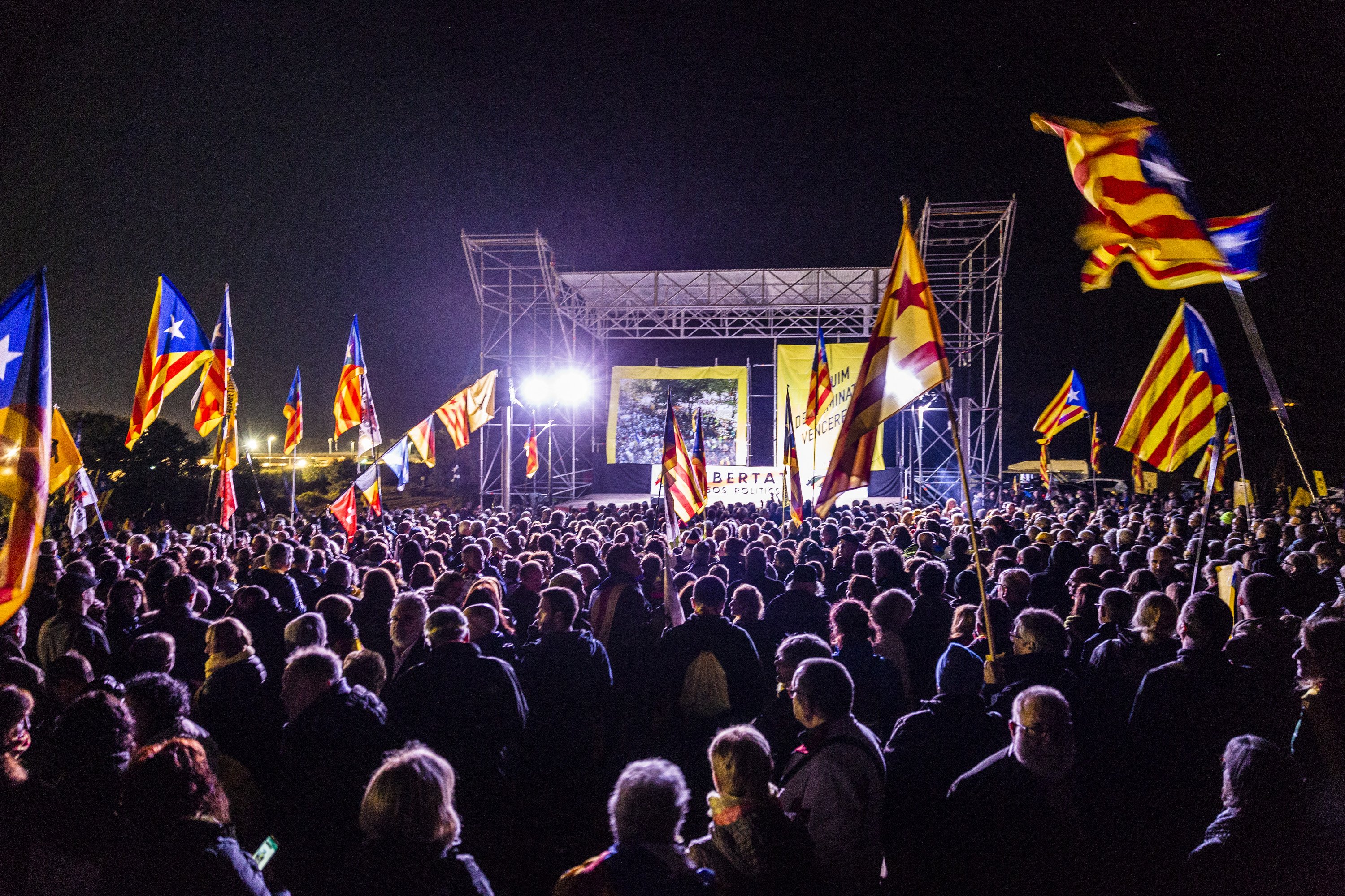 Milers de persones es concentren per segona nit consecutiva a Lledoners