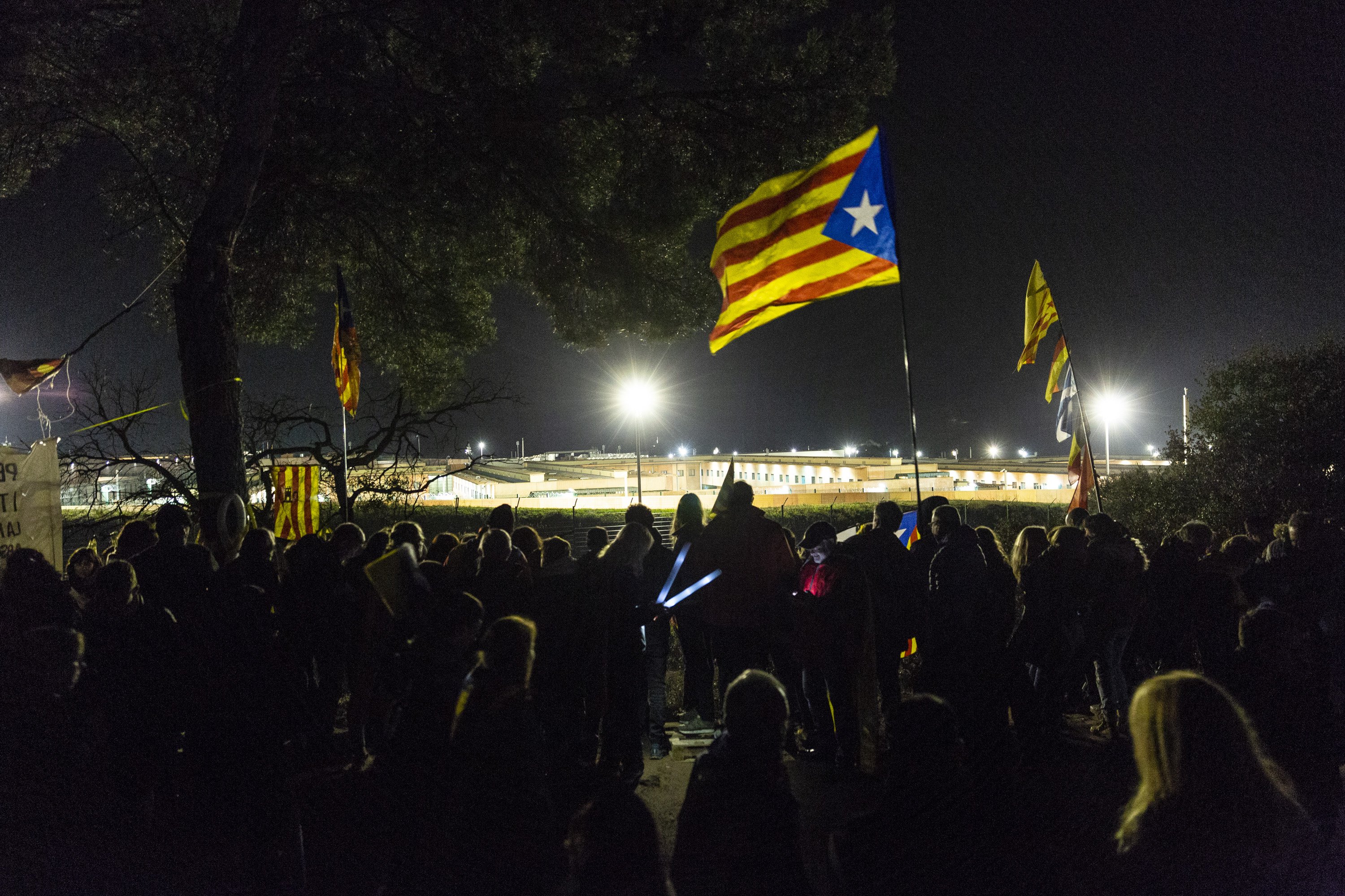 Milers de persones es concentren a Lledoners i canten nadales als presos