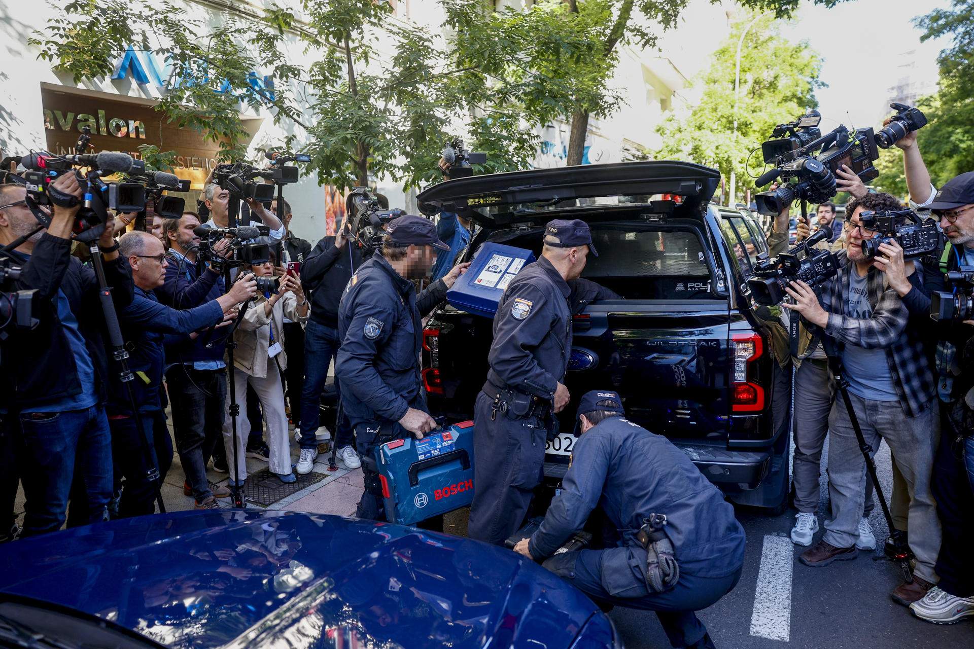 La policía descubrió una caja fuerte escondida en el despacho profesional de Zapatero