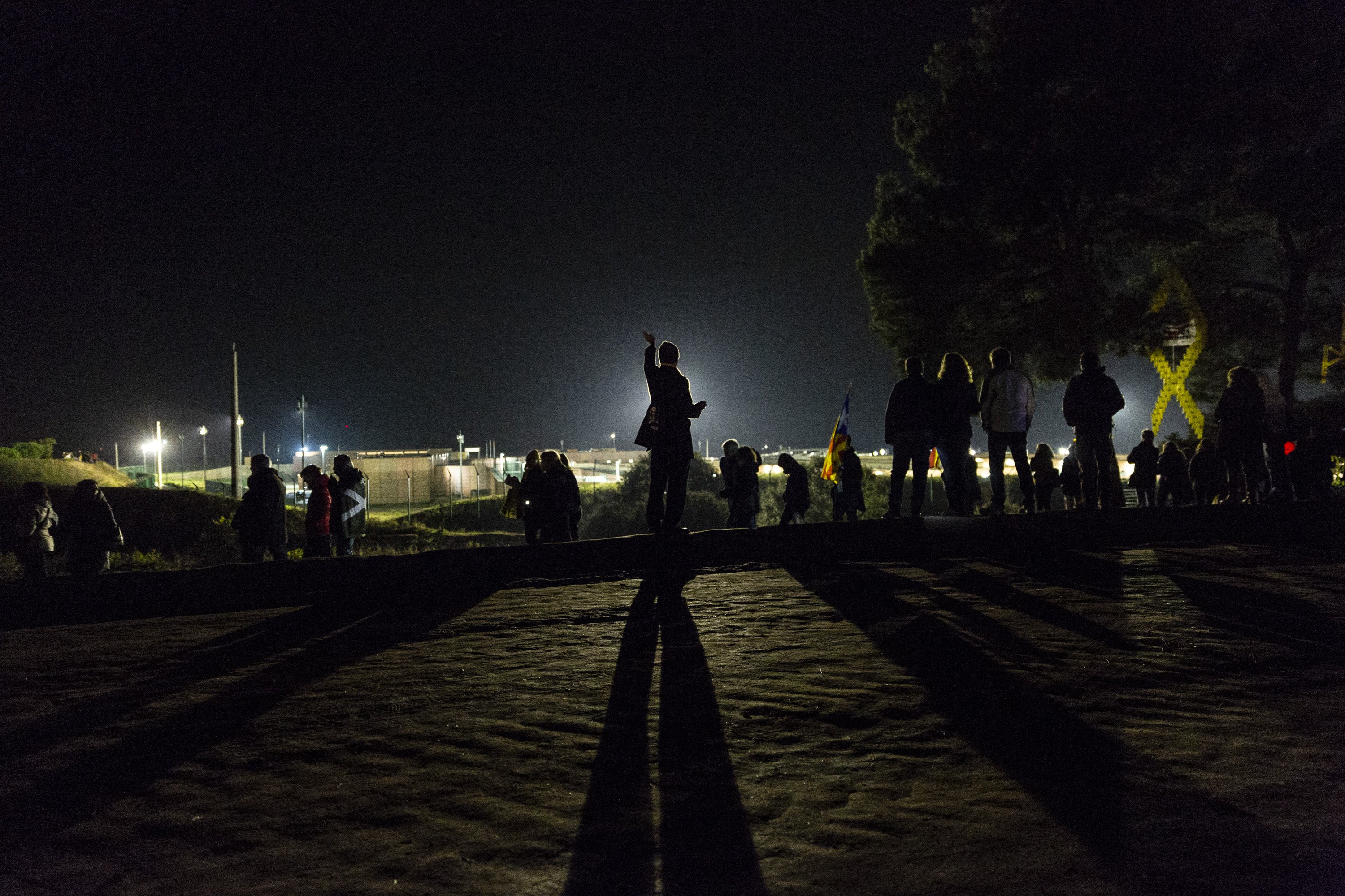 Un centenar de persones acampen a Lledoners en solidaritat amb la vaga de fam