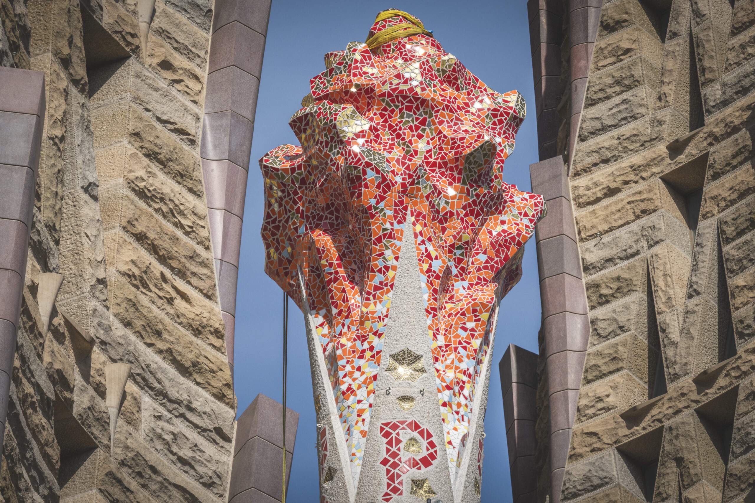 La lengua de fuego que conecta la Sagrada Família con la Segunda Pascua