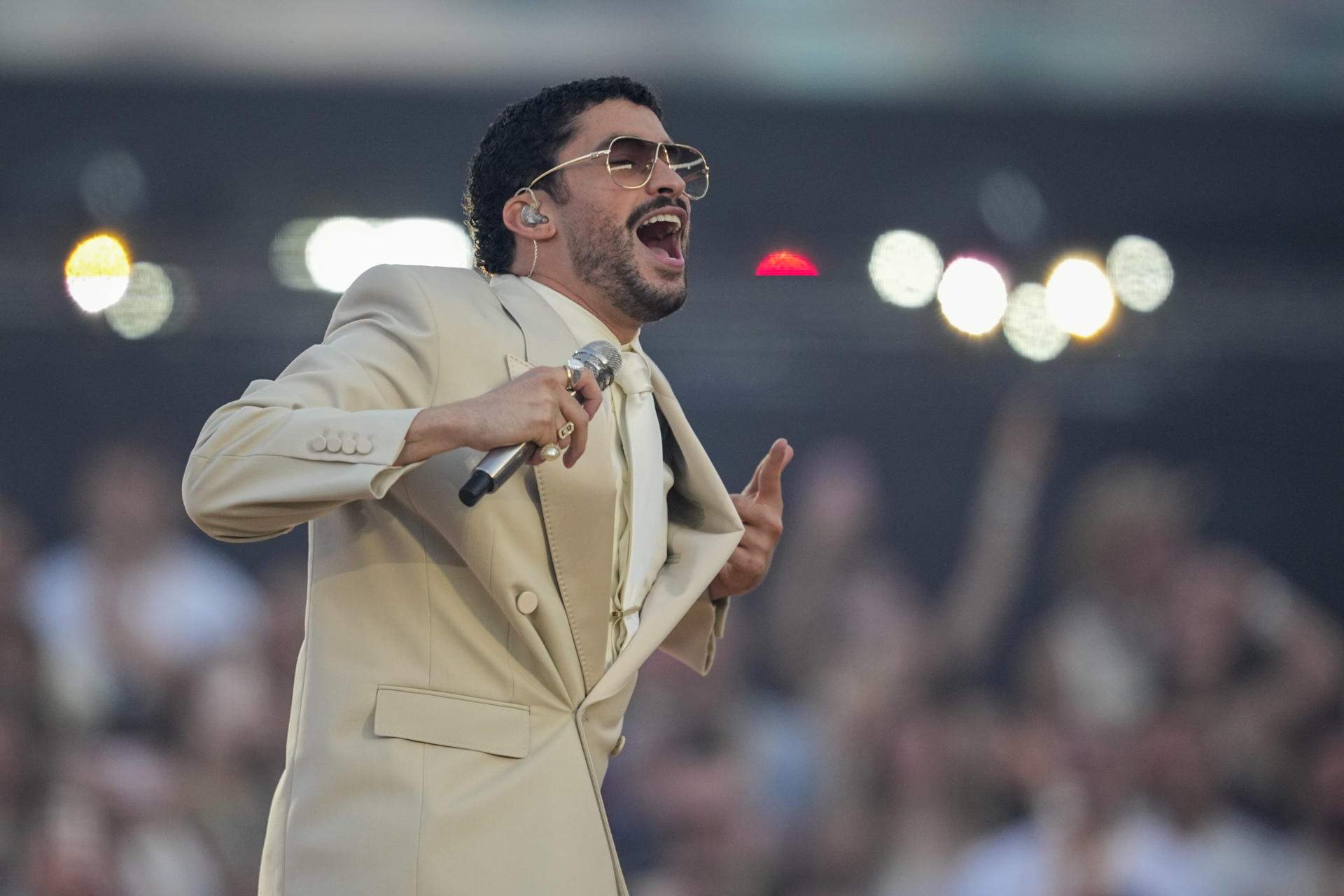 Bad Bunny hace temblar Barcelona con una descomunal fiesta de reggaetón con traje y corbata