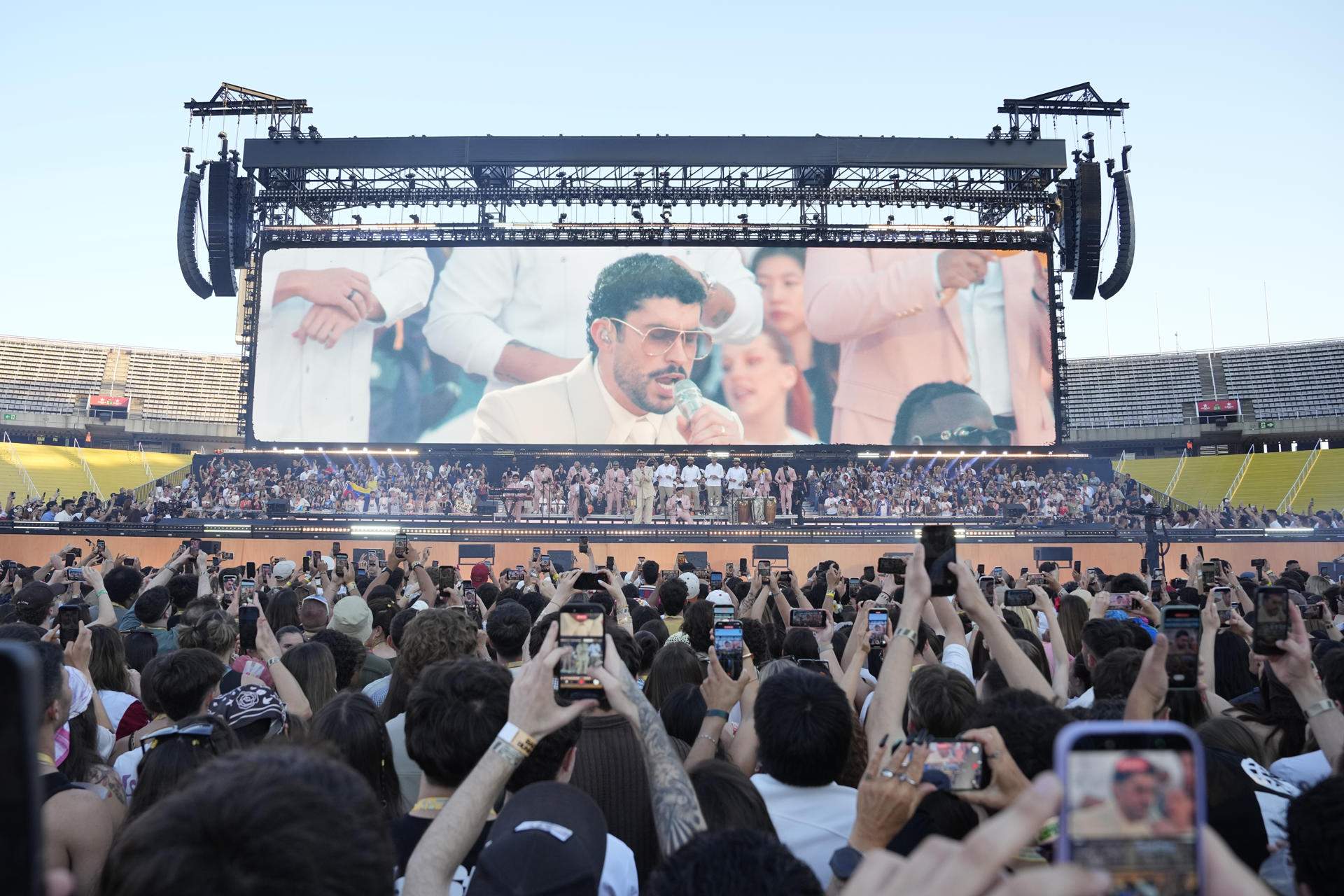 Bad Bunny es cola a les portades amb la seva festassa a Barcelona per fer ombra a Zapatero