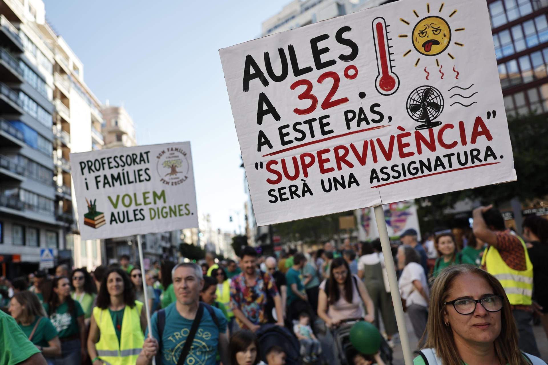 Marea verda del professorat a València amb crides a la dimissió de la consellera d’Educació