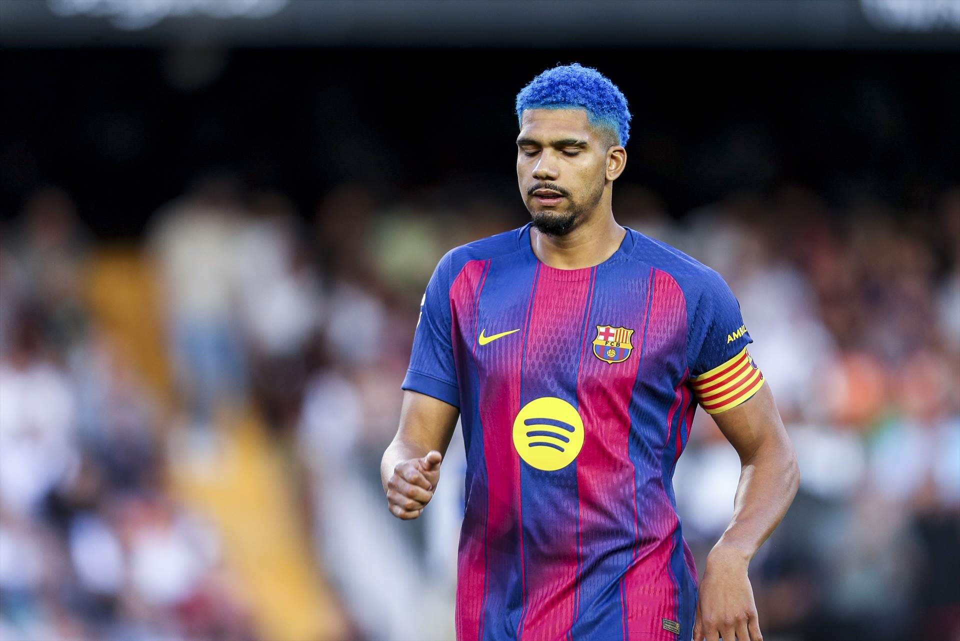 Ronald Araujo no és l'únic capità del Barça que el vestidor, amb Flick al capdavant, veu i vol fora