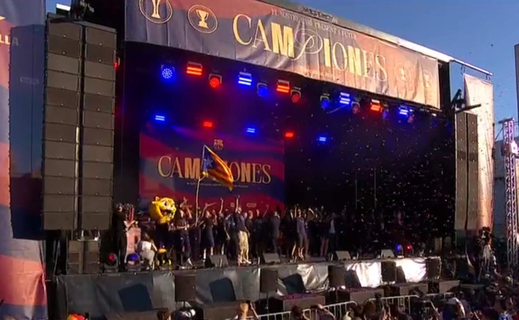 Kika Nazareth oneja l’estelada en plena festa de campiones del Barça femení