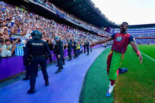 Bil Nsongo celebra el ascewnso del Deportivo en Valladolid EFE Bil Nsongo celebra l'ascens del Deportivo a Valladolid EFE