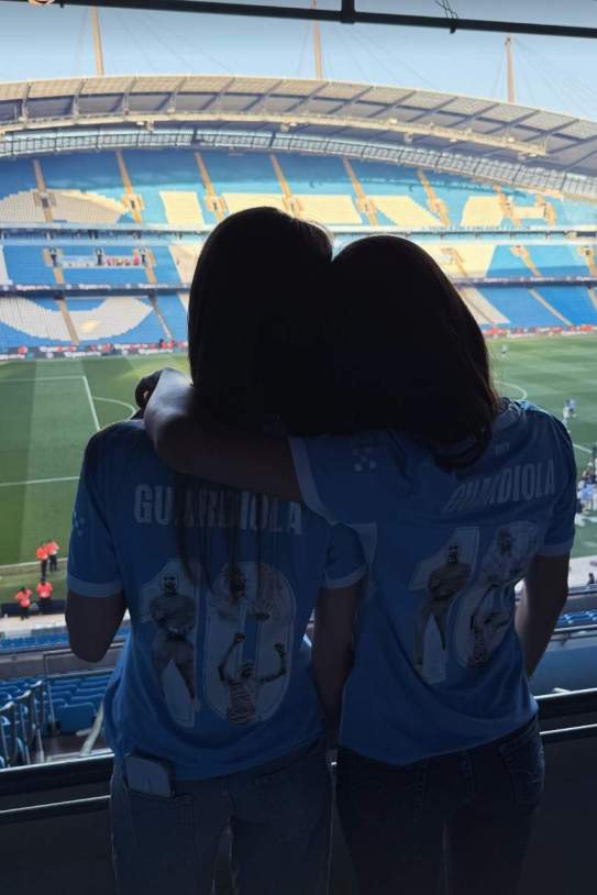 Maria y Valentina Guardiola con la camiseta especial de la despedida de Pep Guardiola / Instagram