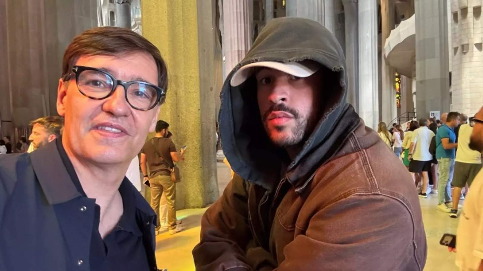 Salvador Illa ‘tira una foto’ amb Bad Bunny a la Sagrada Família