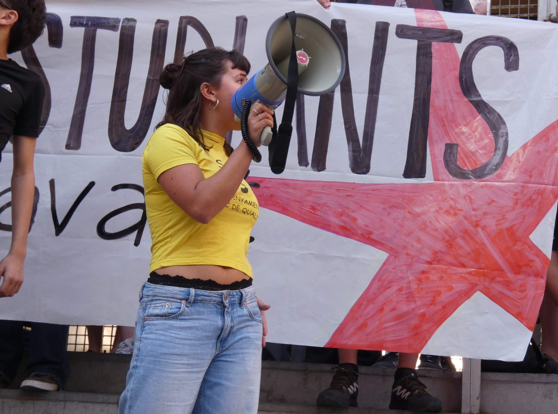 Estudiants van a la vaga en suport als mestres: piquets i pintades en instituts de Barcelona