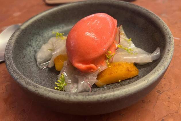 Sorbet de maduixa, nespres i colrave del restaurant Piedra. / Foto: Rosa Molinero Trias Sorbet de maduixa, nespres i colrave del restaurant Piedra. / Foto: Rosa Molinero Trias