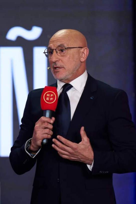 Luis de la Fuente, anunciando los elegidos de la 'Roja' para el Mundial IG2 Luis de la Fuente, anunciando los elegidos de la 'Roja' para el Mundial IG2