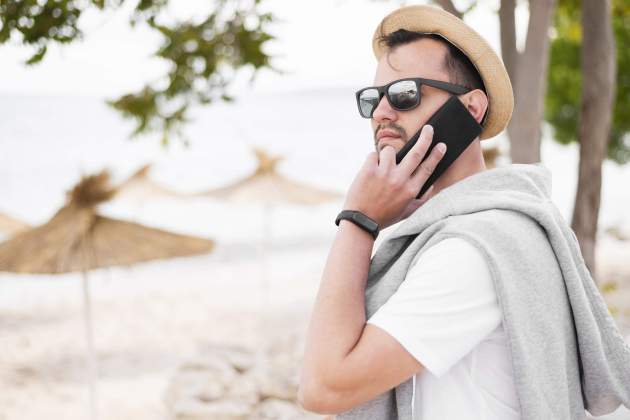 vista lateral home platja parlant smartphone vista lateral home platja parlant smartphone