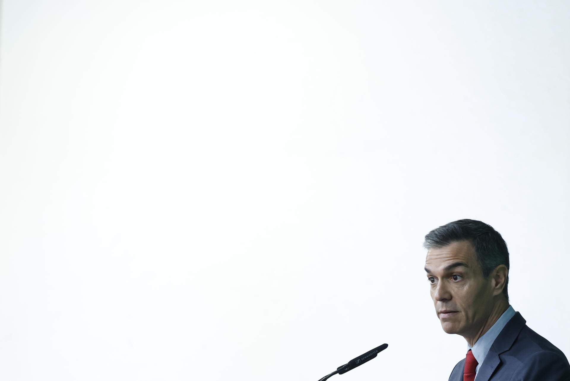 Sánchez manté el suport a Zapatero malgrat les creixents pressions creuades entre socis i PP