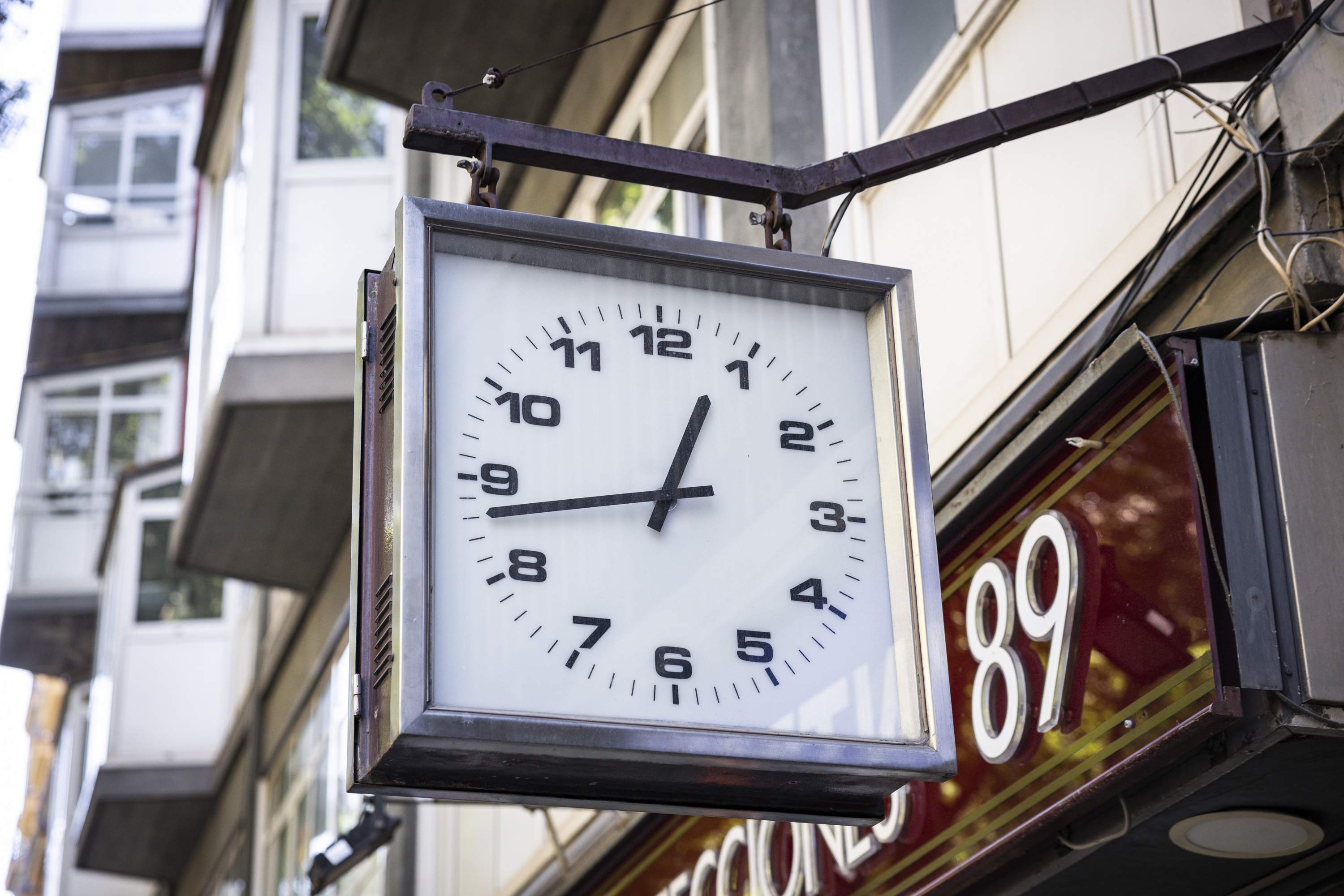 Clamor para salvar un reloj icónico de Sant Antoni: "Es un símbolo del barrio"