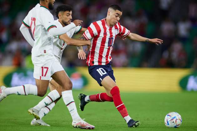 EuropaPress 4709437 noussair mazraoui of morocco and miguel almiron of paraguay in action EuropaPress 4709437 noussair mazraoui of morocco and miguel almiron of paraguay in action