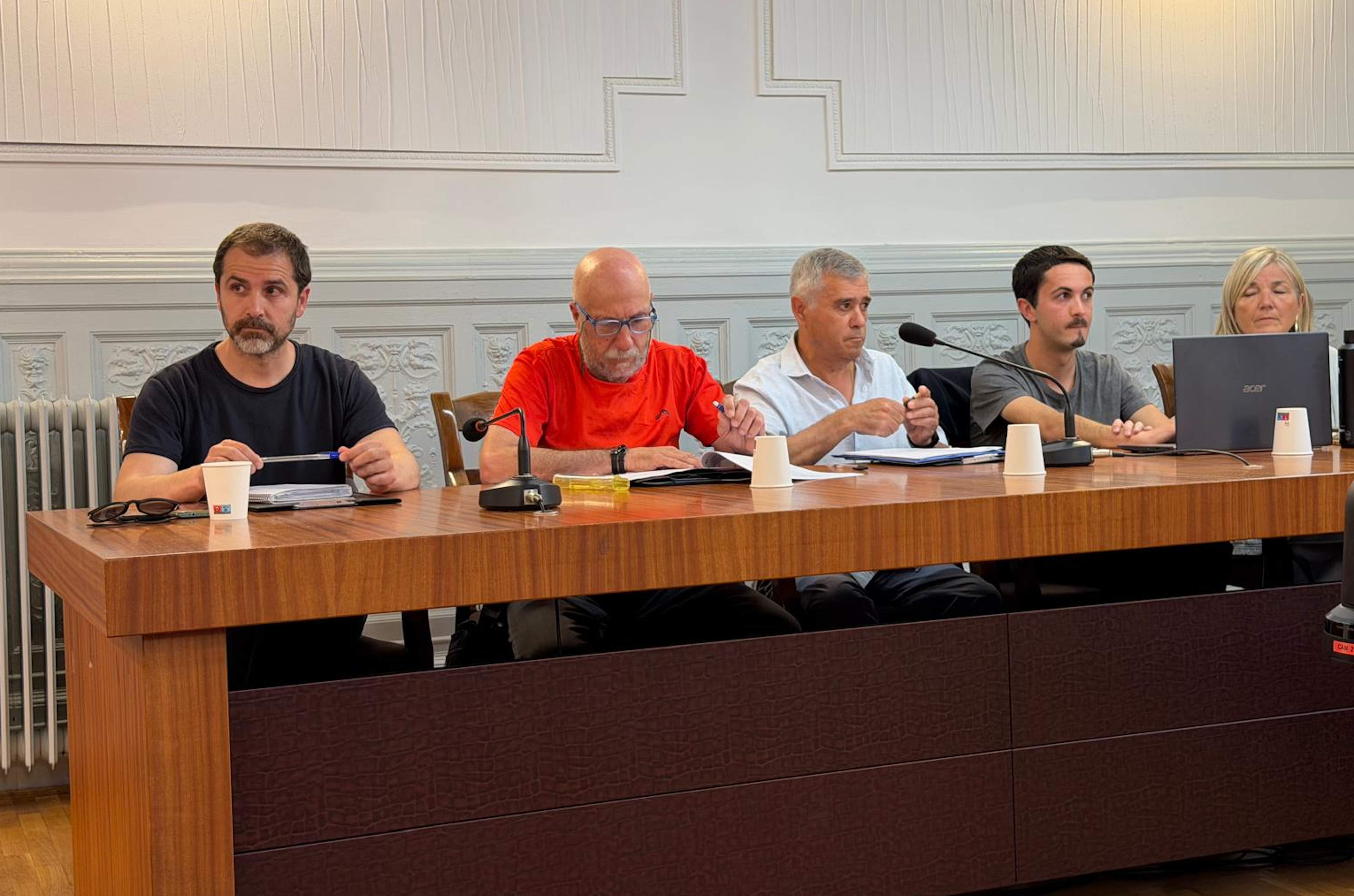 Els nous regidors del PSC a Ripoll prenen possessió i Orriols els titlla d'"esquirols"