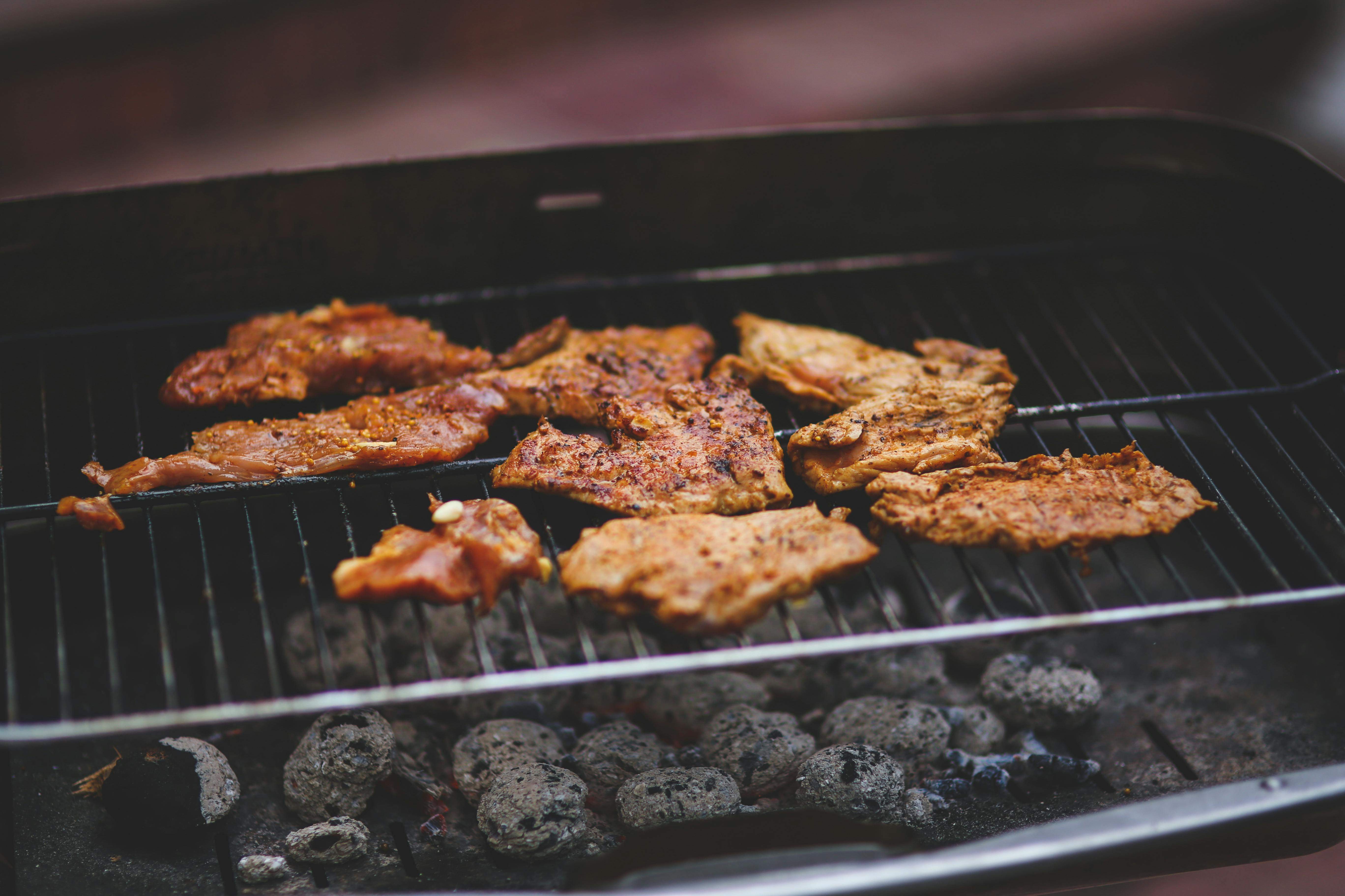 Si quieres hacer una barbacoa, el secreto para que la carne te quede bien tierna pasa por bañarla en leche