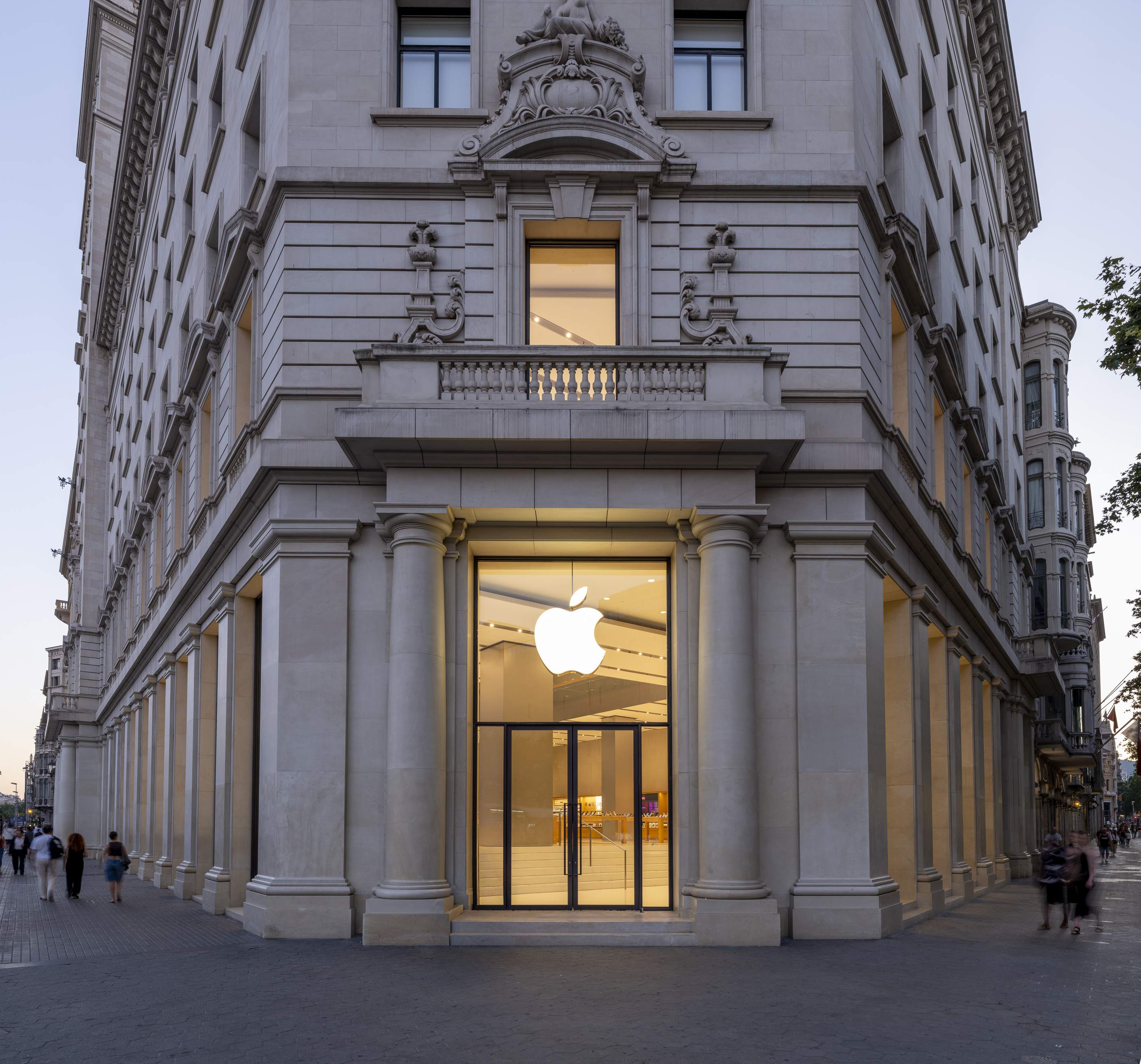 Apple Passeig de Gràcia reobre les portes a Barcelona després de la seva gran remodelació