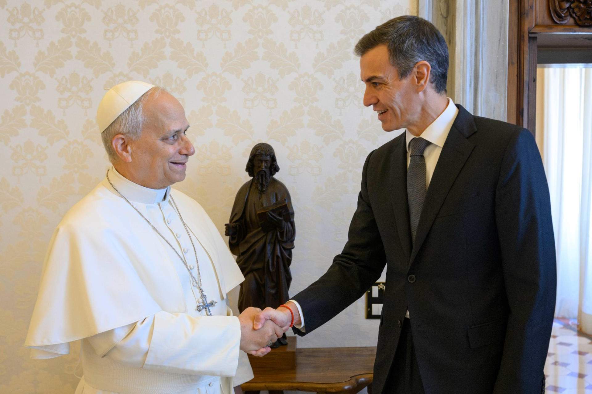 El Papa arriba a Madrid en plena divisió en la política espanyola per la regularització d’immigrants