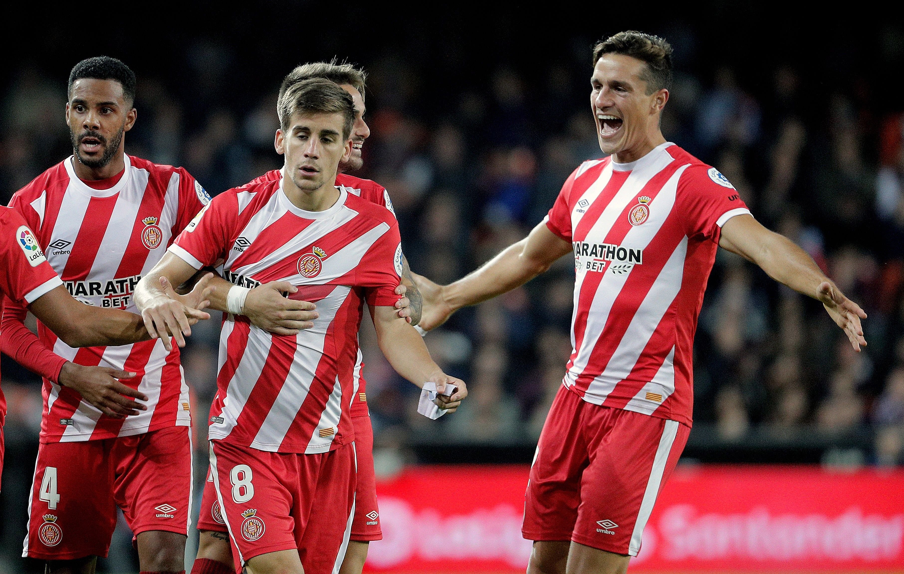 Pere Pons celebra el gol de Mestalla fent un petó a la senyera