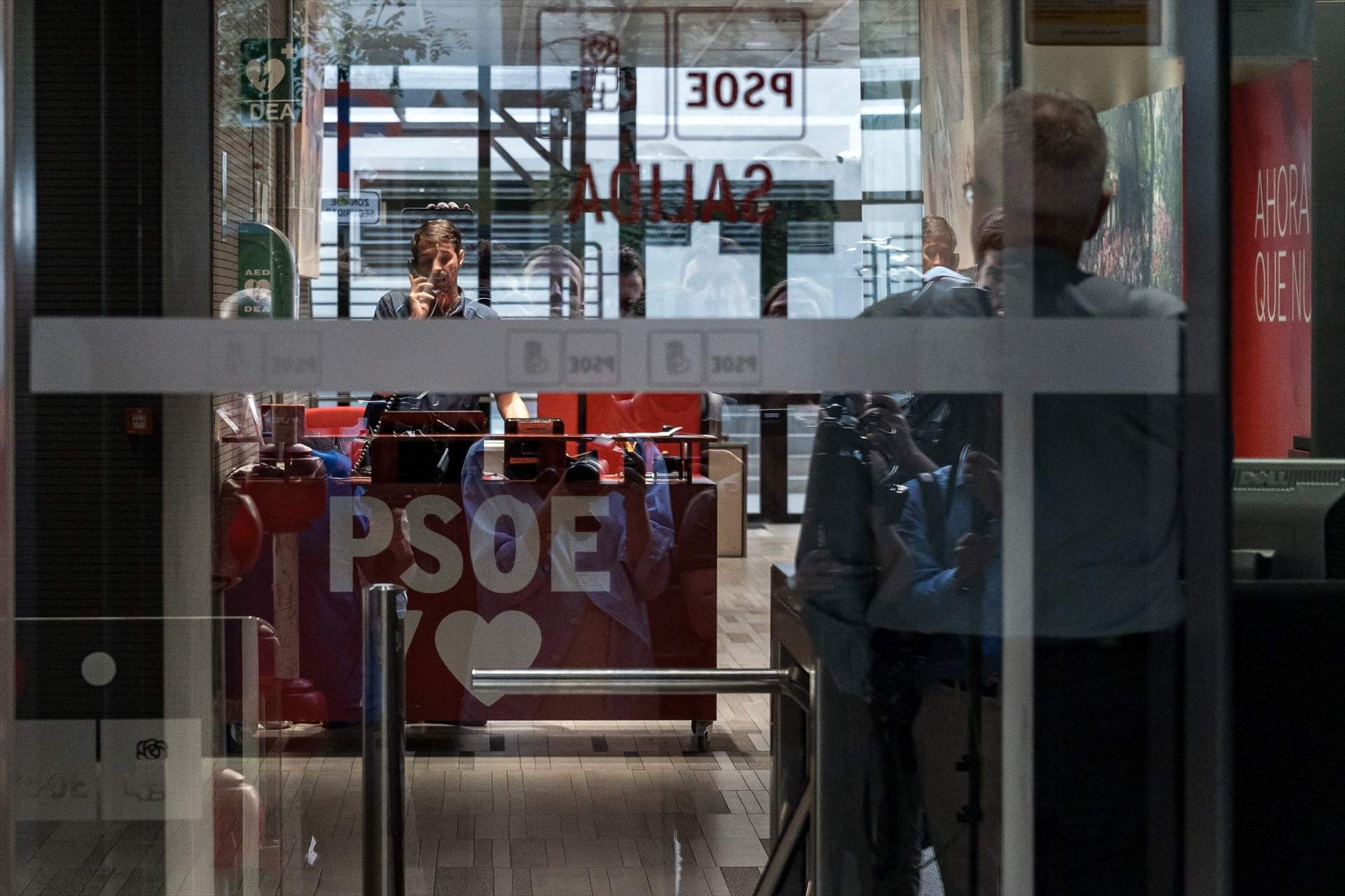 L'UCO surt de Ferraz després de 12 hores recopilant dades de la trama del PSOE