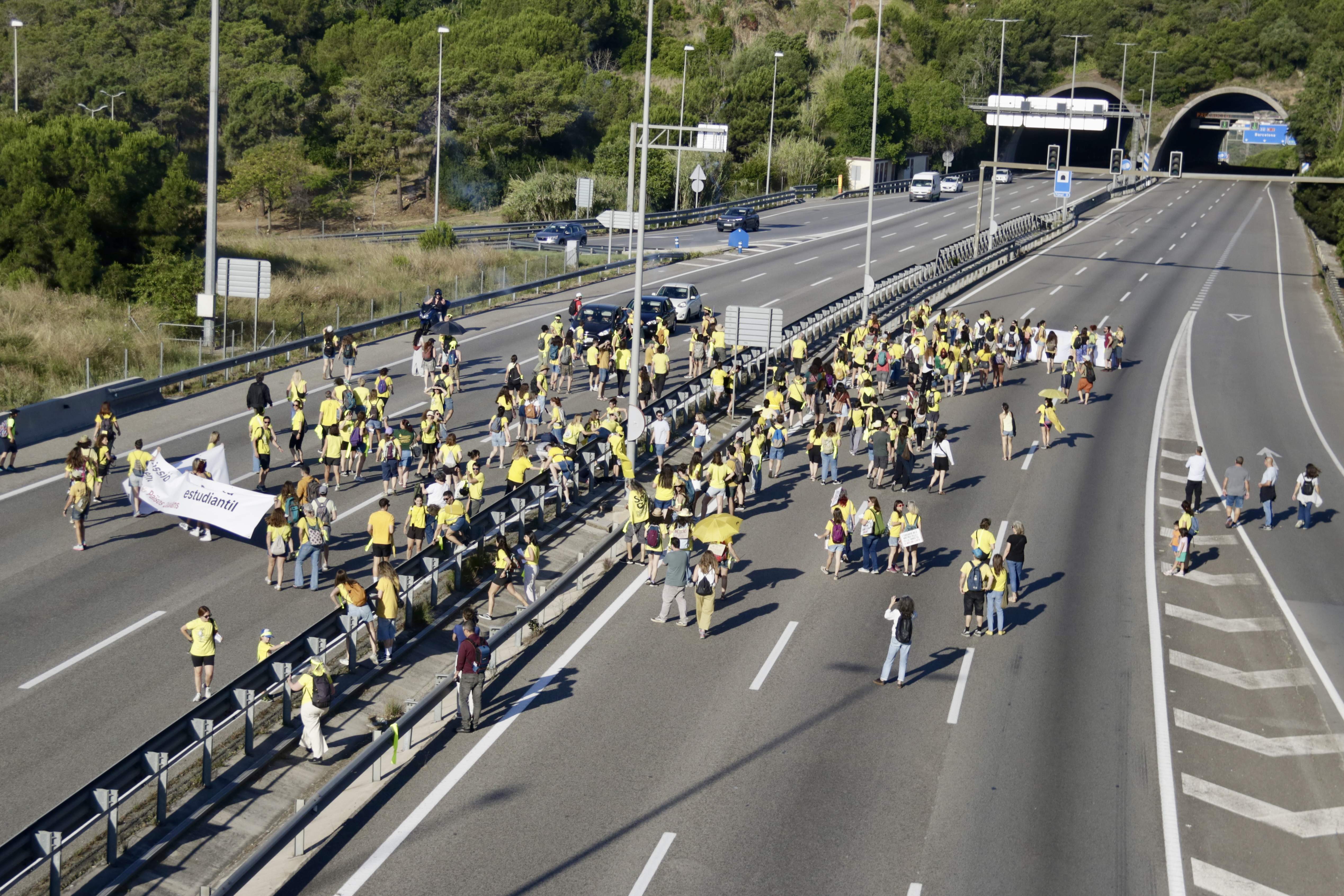 Els mestres en vaga tornen a tallar la C-32 a Mataró i a Cabrera de Mar