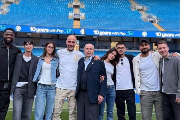 Pep Guardiola amb la seva familia i entorn més proper durant el seu comiat del Manchester City / X @City_xtra Pep Guardiola amb la seva familia i entorn més proper durant el seu comiat del Manchester City / X @City_xtra