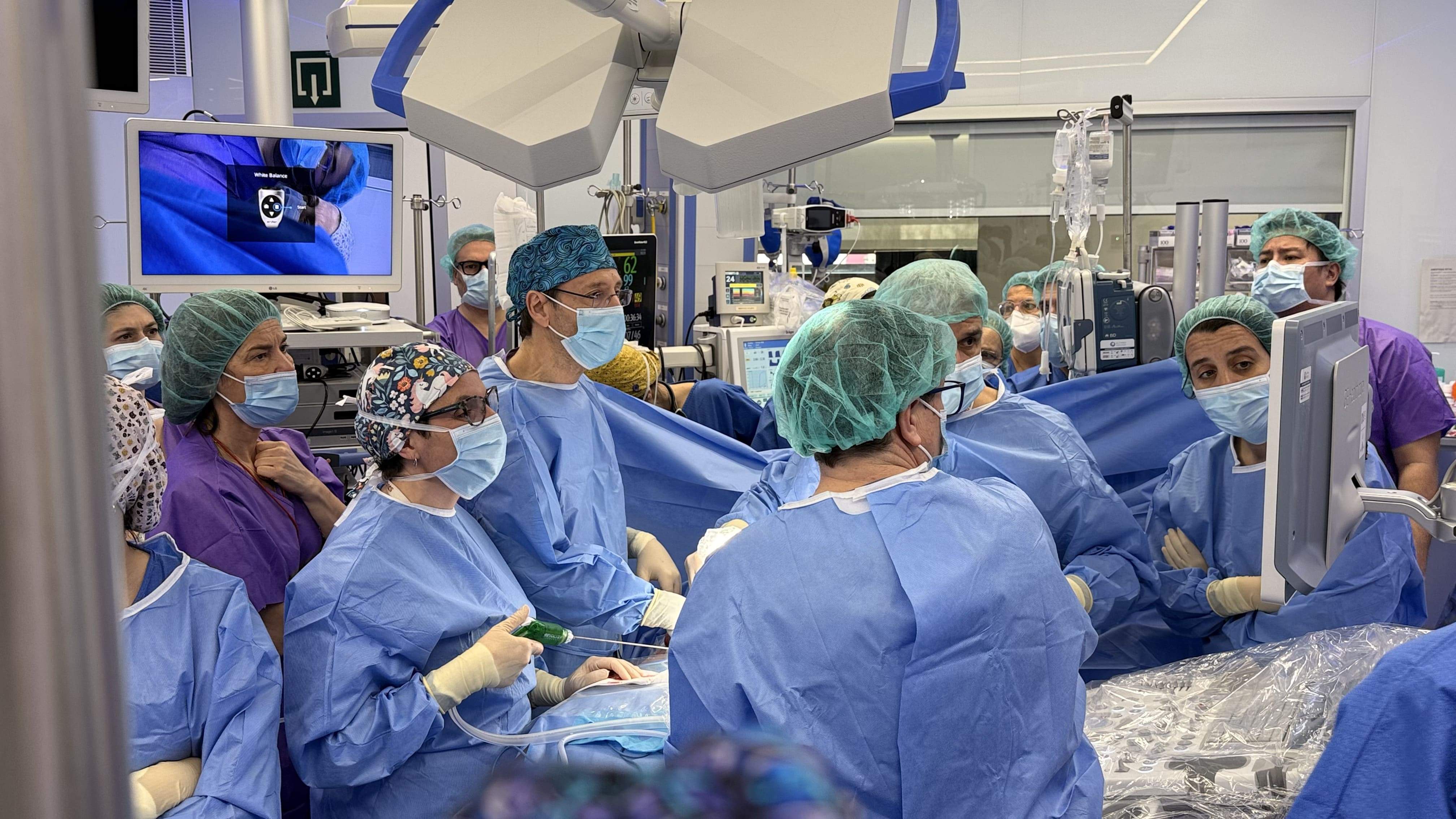 Operan en Barcelona y por primera vez en Europa un feto que tenía todo el intestino fuera del cuerpo