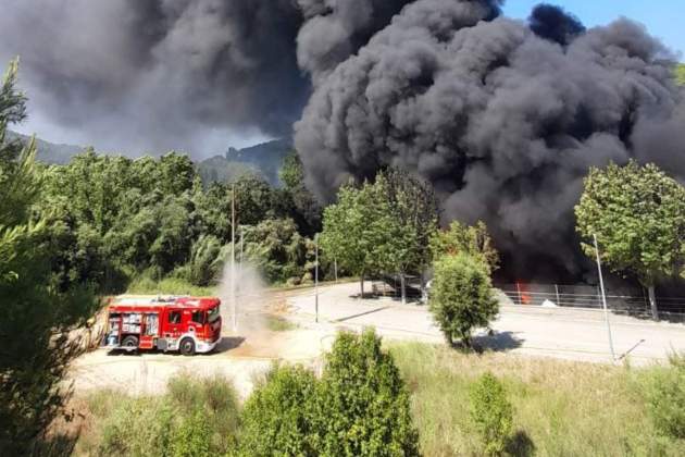 Bomberos combatiendo el incendio Bomberos combatiendo el incendio