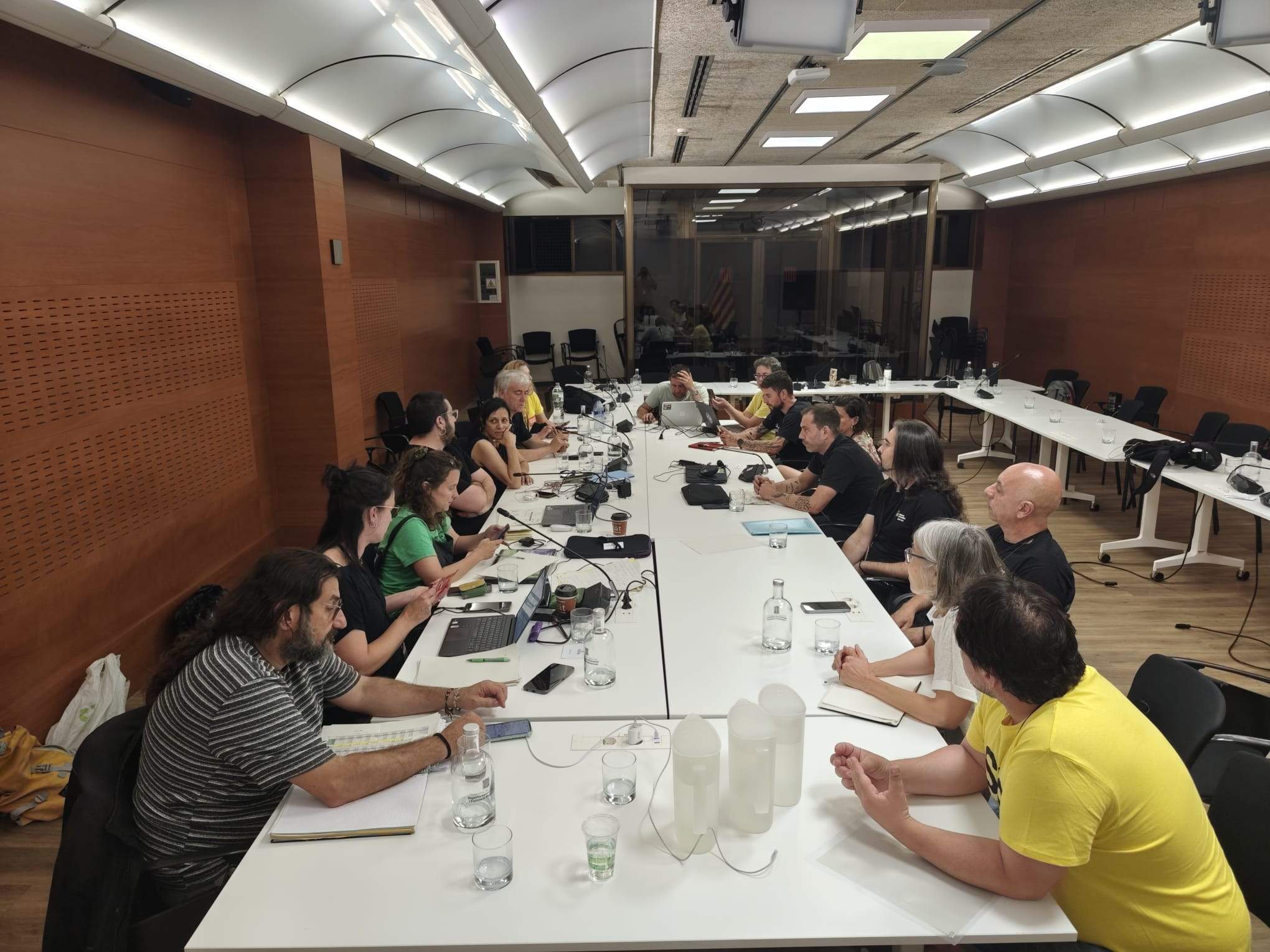 Disset sindicalistes passen la nit atrinxerats a Educació a l'espera de reunir-se amb Niubó