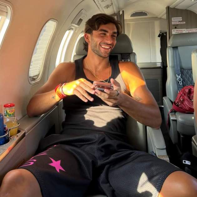 Ferran Torres en un avió privat i una bossa de mà vermella / Instagram Ferran Torres en un avió privat i una bossa de mà vermella / Instagram